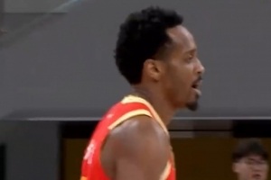 huatihui-进攻我来扛！小巴里-布朗14中8得17分3板2助1断